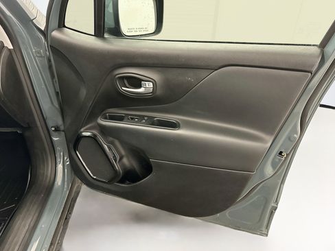 Used 2017 Jeep Renegade Altitude FWD image 33