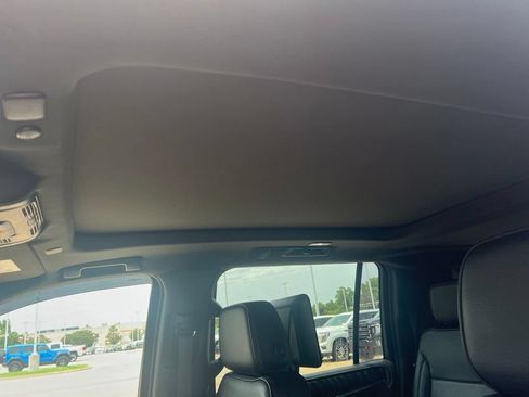 Used 2021 GMC Yukon XL Denali w/ Denali Premium Package AWD/4WD image 2