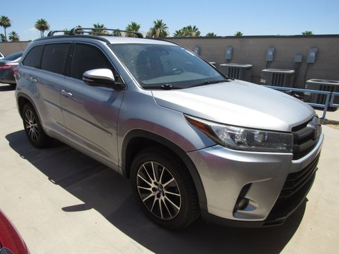 Used 2017 Toyota Highlander SE w/ Carpet Mat Package FWD image 2