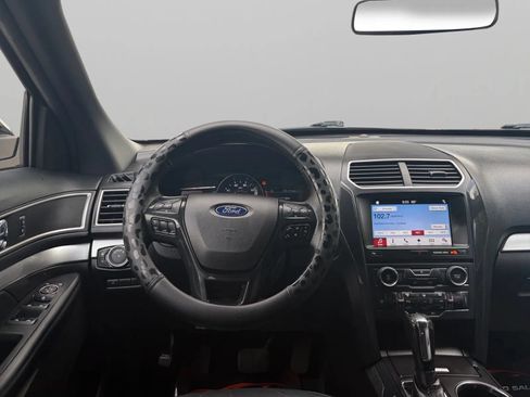 Used 2017 Ford Explorer XLT w/ Equipment Group 202A AWD/4WD image 30