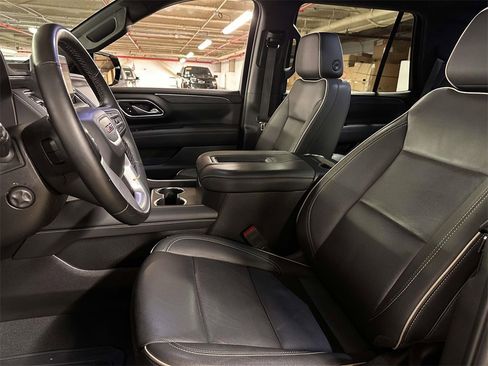 Used 2024 GMC Yukon SLT w/ SLT Luxury Package image 14