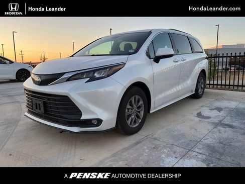 Used 2025 Toyota Sienna XLE FWD image 1