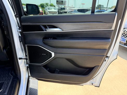 Used 2024 Jeep Wagoneer Series II w/ Flexible Seating Group AWD/4WD image 25