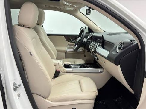 Used 2023 Mercedes-Benz GLB 250 w/ Premium Package image 21