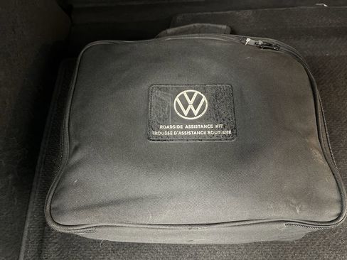 Used 2022 Volkswagen Taos SEL image 32