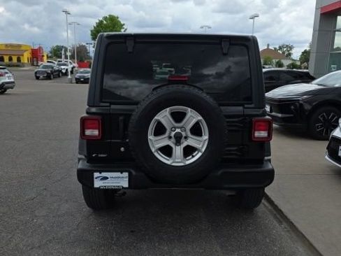 Used 2018 Jeep Wrangler Unlimited Sport S AWD/4WD image 4
