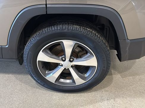 Used 2019 Jeep Cherokee Limited AWD/4WD image 10