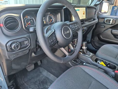 Used 2025 Jeep Gladiator Rubicon w/ Convenience Group AWD/4WD image 9