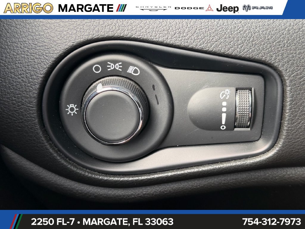 Certified 2023 Jeep Renegade Latitude AWD/4WD image 31