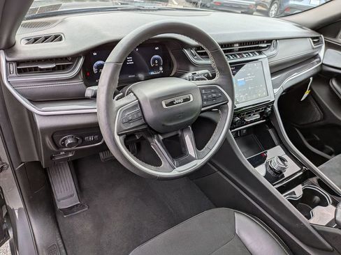 Used 2023 Jeep Grand Cherokee Altitude image 11