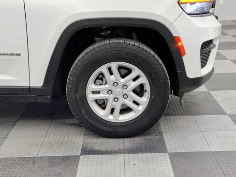 Used 2023 Jeep Grand Cherokee Laredo AWD/4WD image 12