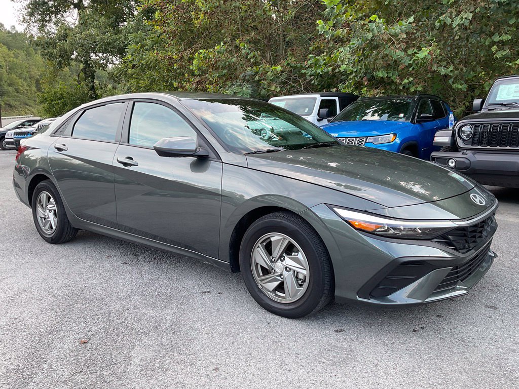 Used 2026 Hyundai Elantra SE w/ Cargo Package FWD image 7