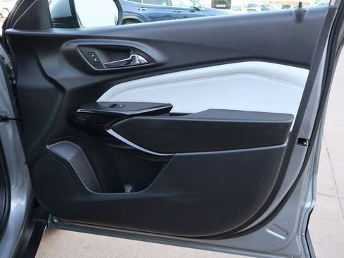 Used 2025 Chevrolet Trax LT FWD image 10