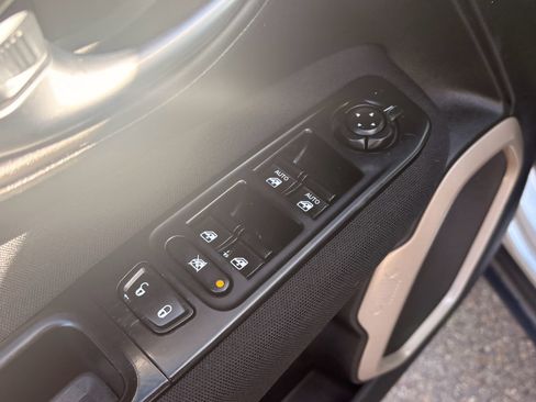 Used 2015 Jeep Renegade Latitude image 14