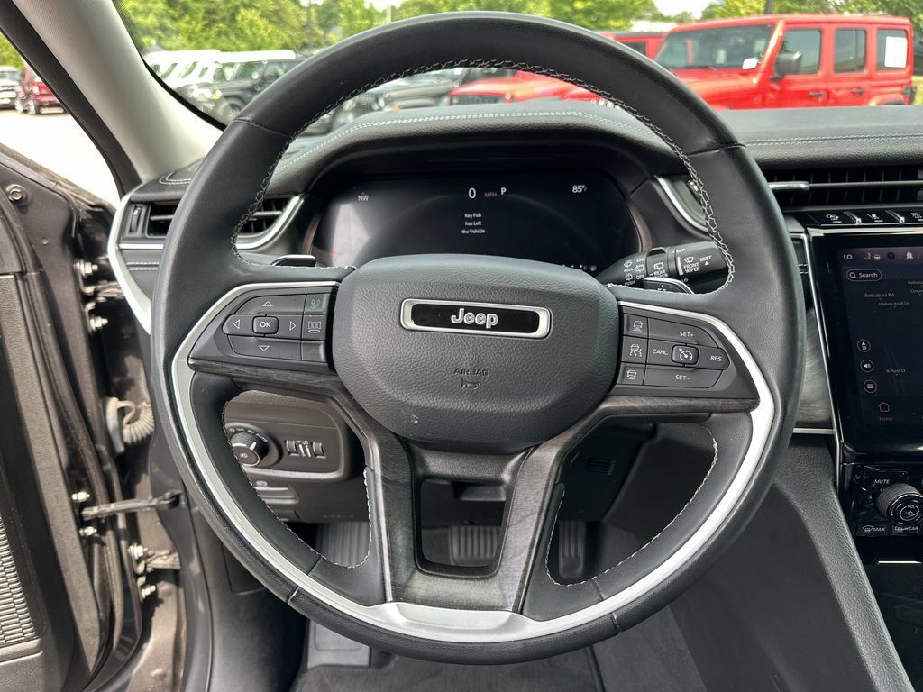 Used 2023 Jeep Grand Cherokee Limited AWD/4WD image 12