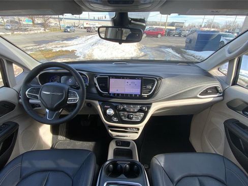 Used 2024 Chrysler Pacifica Select image 32