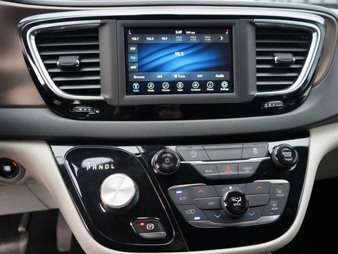 Used 2021 Chrysler Voyager Lxi image 11