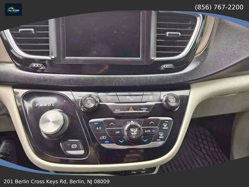 Used 2018 Chrysler Pacifica Touring-L image 24