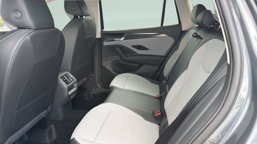 New 2026 Volkswagen Tiguan SE FWD image 33
