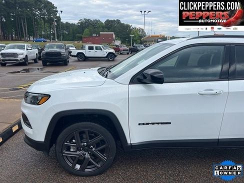 Used 2026 Jeep Compass Latitude AWD/4WD image 2