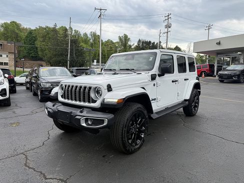 Used 2025 Jeep Wrangler Sahara AWD/4WD image 3