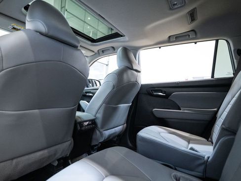 Certified 2025 Toyota Highlander XLE image 31