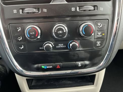 Used 2019 Dodge Grand Caravan SE w/ UConnect Hands-Free Group image 18