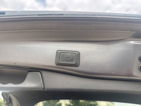 Used 2019 Toyota RAV4 Limited w/ Cold Weather Package FWD image 9
