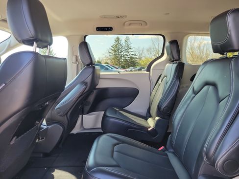 Used 2024 Chrysler Pacifica Touring-L FWD image 11