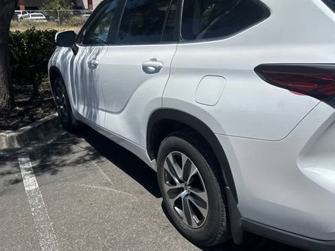 Used 2023 Toyota Highlander XLE AWD/4WD image 7