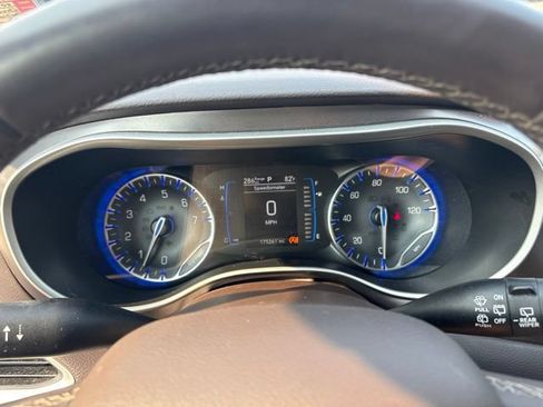 Used 2018 Chrysler Pacifica Touring-L w/ Premium Audio Group FWD image 17