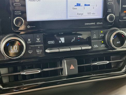 Used 2022 Toyota Highlander XLE AWD/4WD image 13