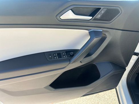 Used 2021 Volkswagen Tiguan SE w/ Panoramic Sunroof Package image 33