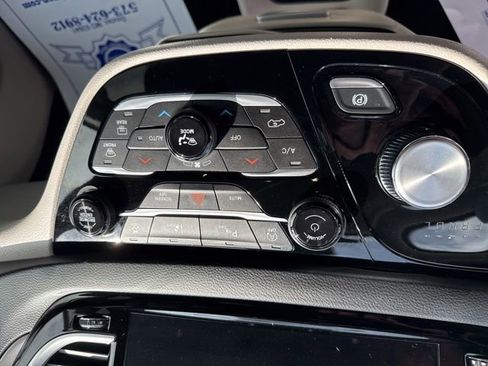 Used 2023 Chrysler Pacifica Touring-L FWD image 16
