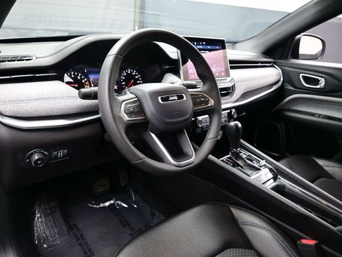 Used 2024 Jeep Compass Latitude image 11