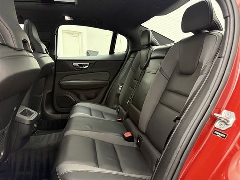 Used 2019 Volvo S60 T5 R-Design image 16