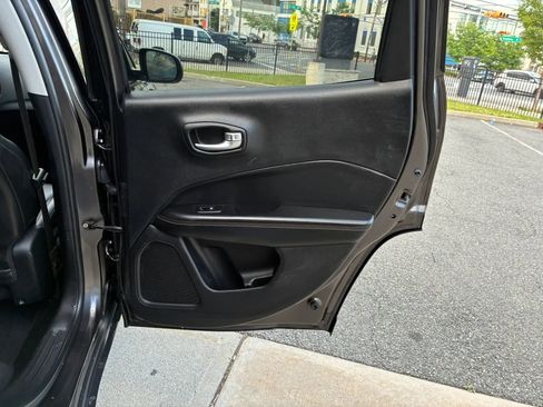 Used 2018 Jeep Compass Latitude w/ Popular Equipment Group FWD image 15
