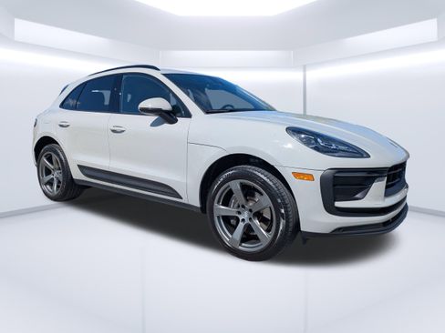 Used 2022 Porsche Macan AWD/4WD image 1