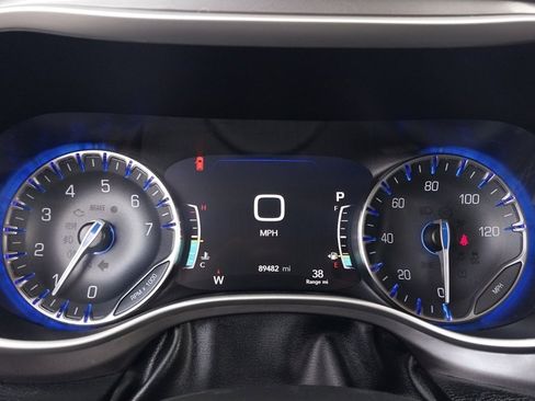 Used 2022 Chrysler Pacifica Touring-L image 25