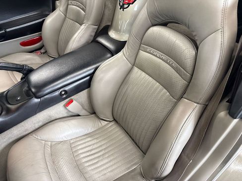 Used 2000 Chevrolet Corvette Convertible w/ Memory Pkg RWD image 27