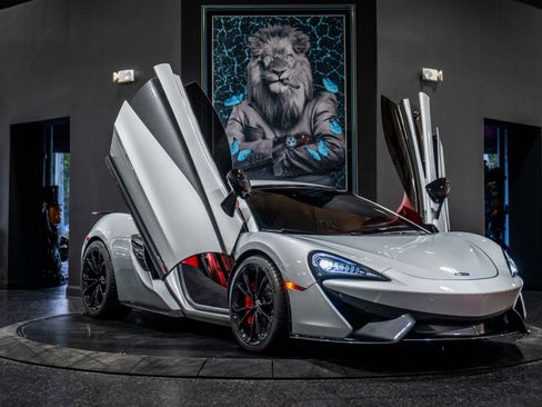 Used 2018 McLaren 570S Spider image 32