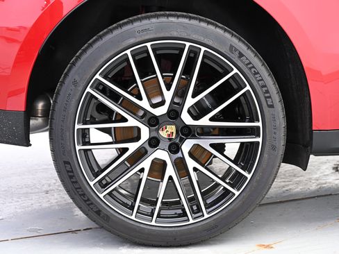 Used 2025 Porsche Macan image 17