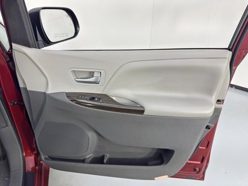 Used 2016 Toyota Sienna XLE image 41