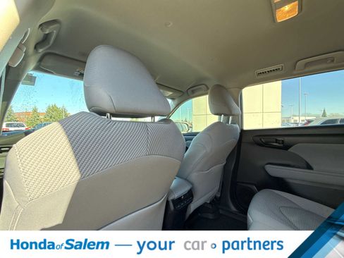 Used 2023 Toyota Highlander L image 12