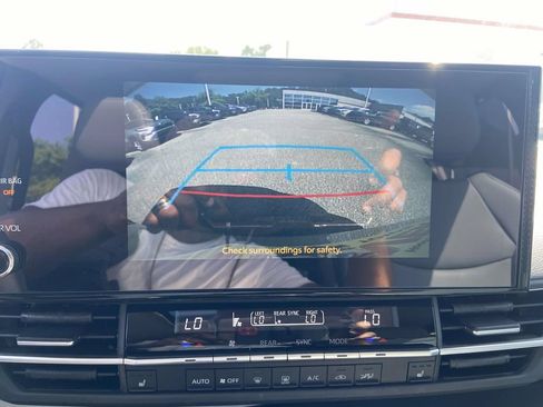 Used 2025 Toyota Sienna XLE w/ XLE Plus Package FWD image 27