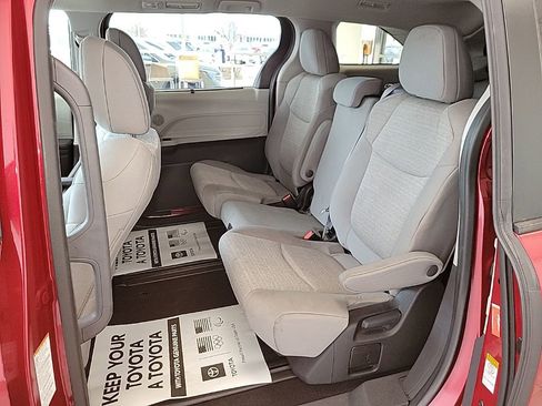 Used 2024 Toyota Sienna LE image 10