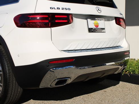 Used 2025 Mercedes-Benz GLB 250 4MATIC image 15