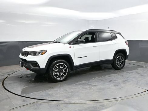 Used 2025 Jeep Compass Trailhawk AWD/4WD image 8