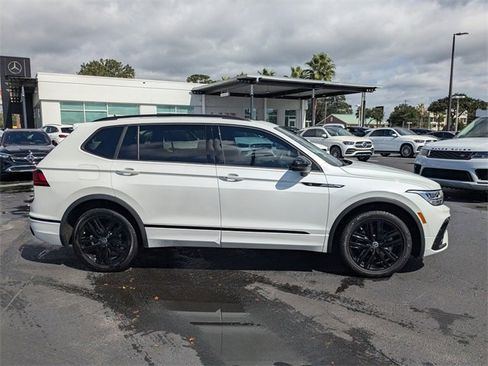 Used 2022 Volkswagen Tiguan SE R-Line image 4