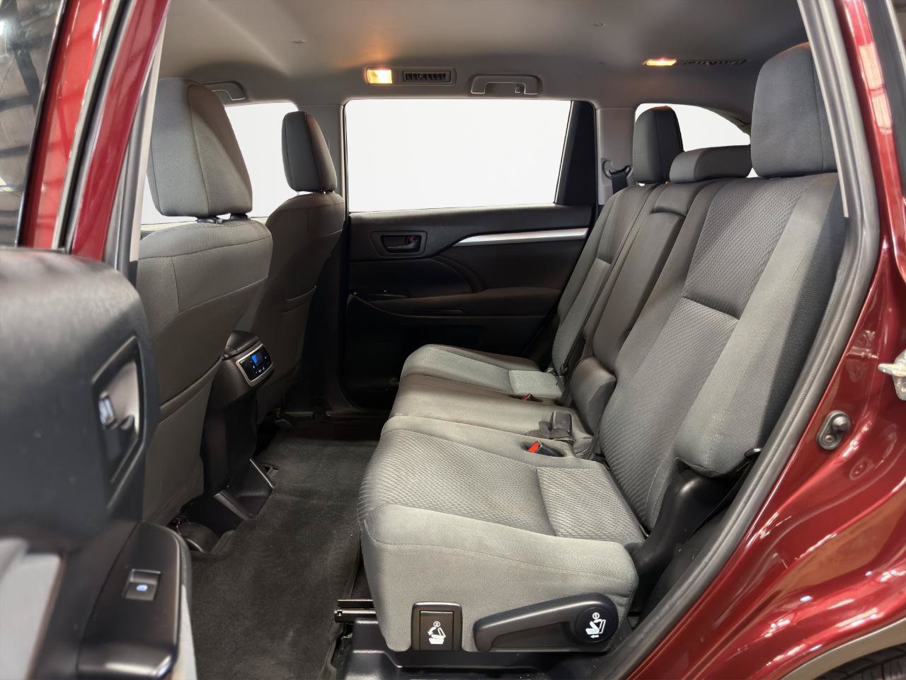 Used 2019 Toyota Highlander LE FWD image 22